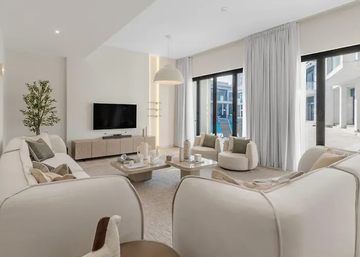 Stunning Palm Villa With Rooftop Garden, Resort Style Pool And Beach By Exclusive Holiday Homes